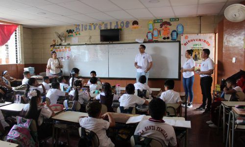 Estudiantes voluntarios realizaron charlas medioambientales en el Complejo Educativo Católico Santa Familia
