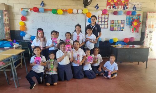 🎉👧👦 Proyección Social de la Universidad Panamericana Con mucha alegría, llevamos sonrisas y momentos especiales a la niñez del Centro Escolar Caserío Tehuacán, Cantón El Arco, Tecoluca.